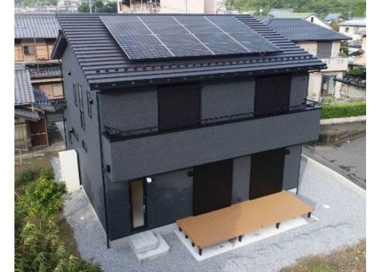 重厚な外観 明るい内装
